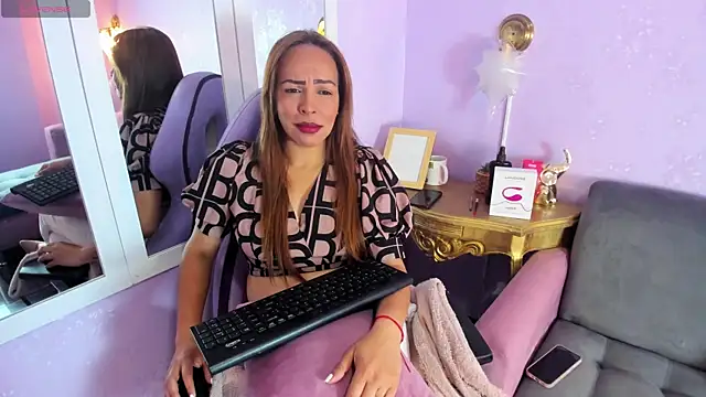 Helenn Moore online show from June 19, 1:15 pm