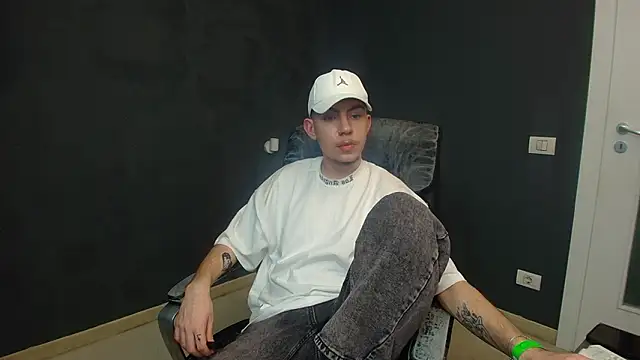 Snapshot of KrewVaughn chatting on March 15, 7:47 am KrewVaughn online show from March 15, 7:47 am