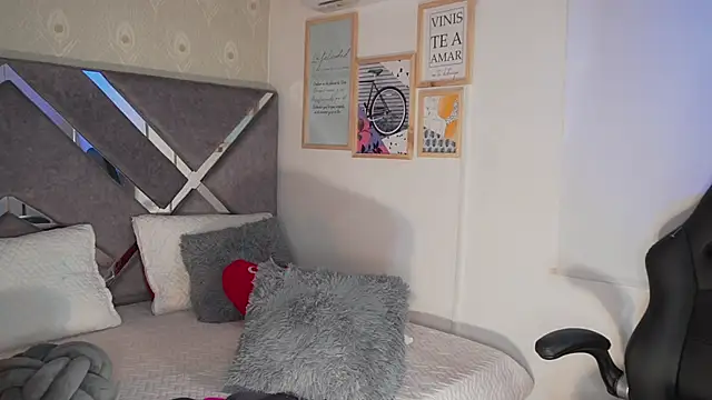 Snapshot of Naomi-Gray chatting on April 16, 9:39 pm Naomi-Gray online show from April 16, 9:39 pm
