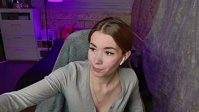 Snapshot of Lunavira chatting on April 9, 6:24 pm Lunavira online show from April 9, 6:24 pm