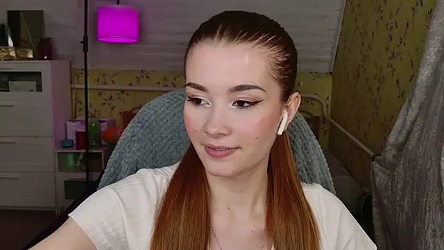 Snapshot of Lunavira chatting on May 16, 8:29 pm Lunavira online show from May 16, 8:29 pm