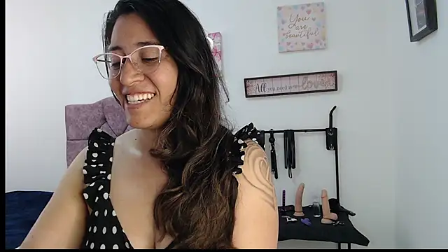 Snapshot of violeta_scott chatting on May 15, 3:30 pm violeta scott online show from May 15, 3:30 pm