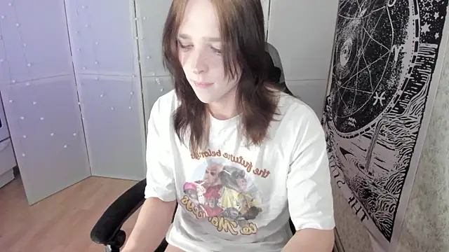 Snapshot of Simochka_w chatting on June 5, 10:21 am Simochka w online show from June 5, 10:21 am