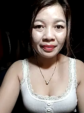 Snapshot of Yiyi102300 chatting on April 7, 2:28 pm Yiyi102300 online show from April 7, 2:28 pm