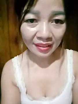 Snapshot of Yiyi102300 chatting on May 28, 2:42 am Yiyi102300 online show from May 28, 2:42 am