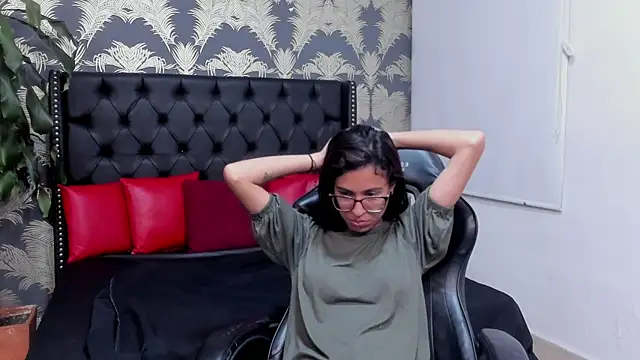 Snapshot of Emily_Lopera chatting on April 29, 2:32 pm Emily Lopera online show from April 29, 2:32 pm
