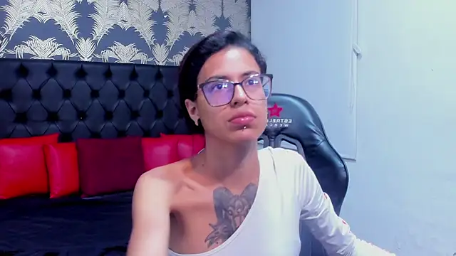 Snapshot of Emily_Lopera chatting on May 1, 3:16 pm Emily Lopera online show from May 1, 3:16 pm