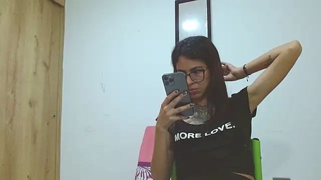 Snapshot of Emily_Lopera chatting on May 30, 2:30 am Emily Lopera online show from May 30, 2:30 am