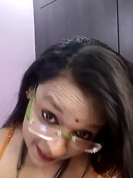 Snapshot of hornyrosy321 chatting on May 8, 6:02 pm hornyrosy321 online show from May 8, 6:02 pm