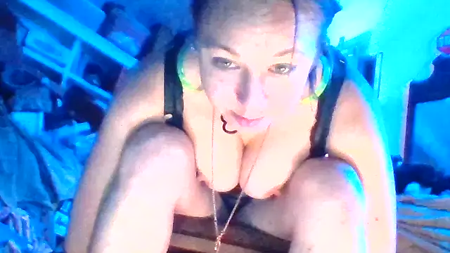 Snapshot of Ambionce chatting on April 7, 2:45 am Ambionce online show from April 7, 2:45 am
