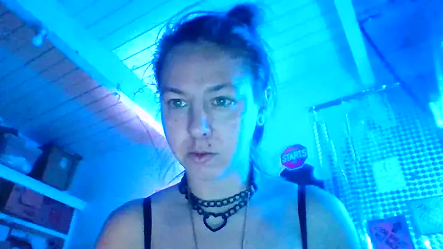 Snapshot of Ambionce chatting on April 8, 5:51 am Ambionce online show from April 8, 5:51 am