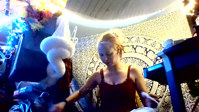 Snapshot of Ambionce chatting on May 20, 11:05 am Ambionce online show from May 20, 11:05 am