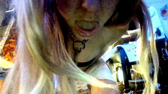 Snapshot of Ambionce chatting on June 1, 12:34 am Ambionce online show from June 1, 12:34 am