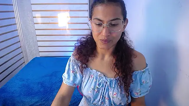 kiara valmont online show from March 14, 10:15 pm