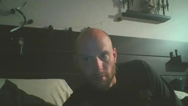 Snapshot of CaptCraker chatting on April 2, 4:10 am CaptCraker online show from April 2, 4:10 am
