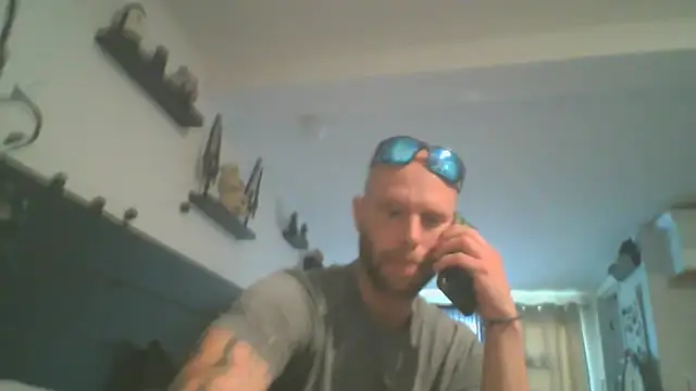 Snapshot of CaptCraker chatting on April 3, 9:35 pm CaptCraker online show from April 3, 9:35 pm