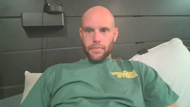 Snapshot of CaptCraker chatting on April 4, 11:46 pm CaptCraker online show from April 4, 11:46 pm