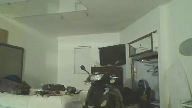 Snapshot of CaptCraker chatting on April 6, 6:03 am CaptCraker online show from April 6, 6:03 am