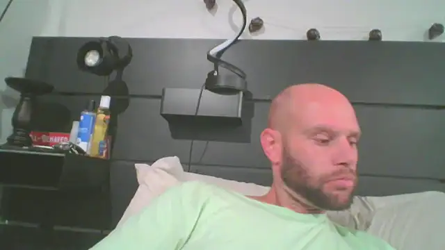 Snapshot of CaptCraker chatting on April 8, 9:09 am CaptCraker online show from April 8, 9:09 am