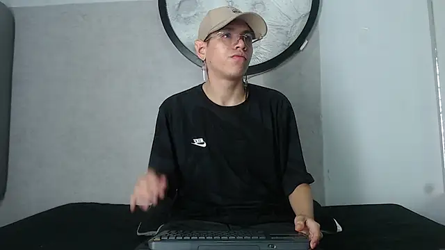 Bennet-Grayy online show from May 22, 1:35 am