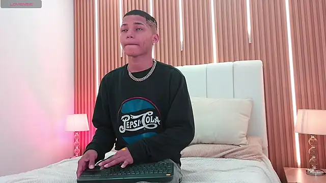 Kelvin Josue online show from May 9, 8:03 pm