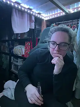 curvyneon online show from April 17, 6:11 pm