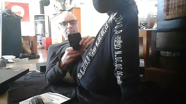 Snapshot of Thomate24 chatting on March 18, 1:25 pm Thomate24 online show from March 18, 1:25 pm