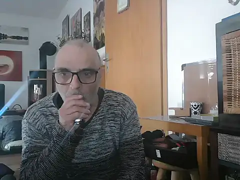Snapshot of Thomate24 chatting on March 28, 8:14 am Thomate24 online show from March 28, 8:14 am