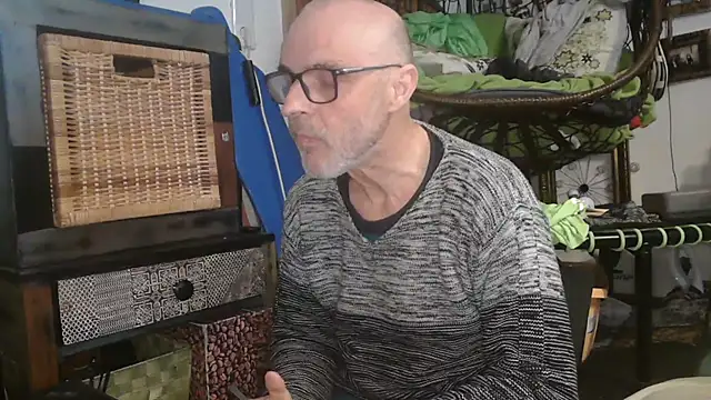 Snapshot of Thomate24 chatting on April 3, 6:44 am Thomate24 online show from April 3, 6:44 am