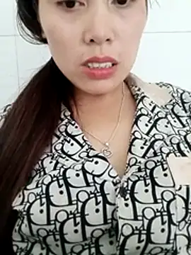 Snapshot of Abi-ni chatting on April 28, 5:01 am Abi-ni online show from April 28, 5:01 am