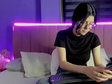 Snapshot of EmiSchwarz chatting on April 2, 2:31 am EmiSchwarz online show from April 2, 2:31 am