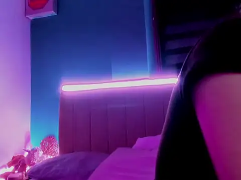 Snapshot of EmiSchwarz chatting on April 6, 1:25 am EmiSchwarz online show from April 6, 1:25 am