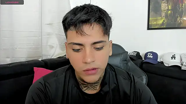 Snapshot of sweetlatinoboy chatting on April 15, 9:26 pm sweetlatinoboy online show from April 15, 9:26 pm