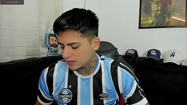 Snapshot of sweetlatinoboy chatting on April 23, 11:42 am sweetlatinoboy online show from April 23, 11:42 am