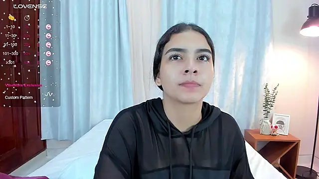 Snapshot of sweet_aura31 chatting on May 17, 7:43 pm sweet aura31 online show from May 17, 7:43 pm