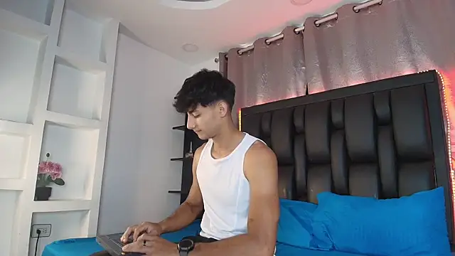 MaxiimoRomano  online show from June 17, 4:19 pm