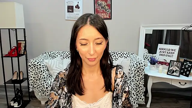DanaRoges online show from May 8, 6:30 am