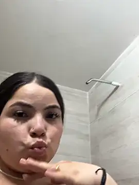 Snapshot of goddess_curvyy chatting on May 1, 5:23 am goddess curvyy online show from May 1, 5:23 am