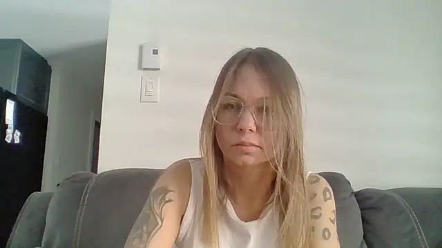 Couple qc online show from March 21, 6:00 pm