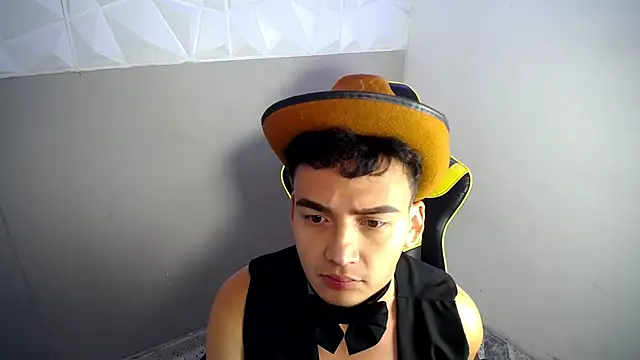 Snapshot of Mathias_twinkk chatting on April 11, 3:55 am Mathias twinkk online show from April 11, 3:55 am