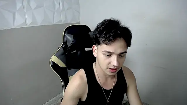 Snapshot of Mathias_twinkk chatting on May 28, 5:49 am Mathias twinkk online show from May 28, 5:49 am