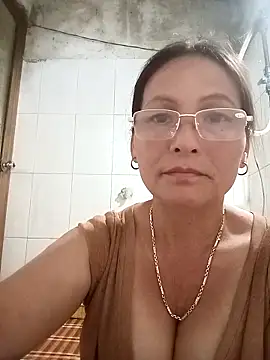 Snapshot of Lliygy chatting on June 29, 10:15 am Lliygy online show from June 29, 10:15 am