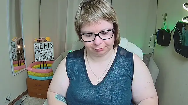 BonnnyBoobsy online show from May 22, 6:35 pm