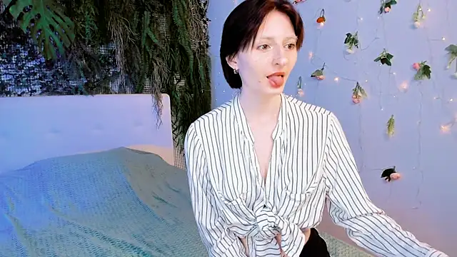 Snapshot of Kira__Cutie chatting on June 24, 9:03 pm Kira Cutie online show from June 24, 9:03 pm