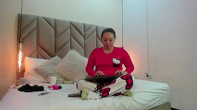 Snapshot of SabrinaVantress chatting on April 13, 4:51 am SabrinaVantress online show from April 13, 4:51 am