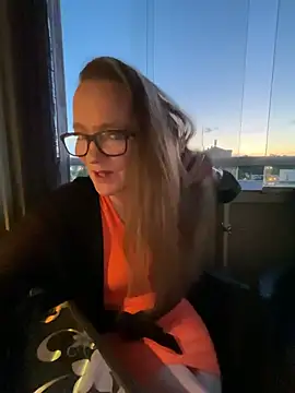 LizzieZ1975 online show from May 23, 8:35 pm