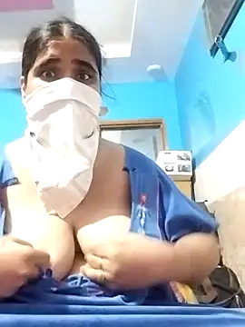 Snapshot of MoonlightMira chatting on July 7, 3:42 am MoonlightMira online show from July 7, 3:42 am