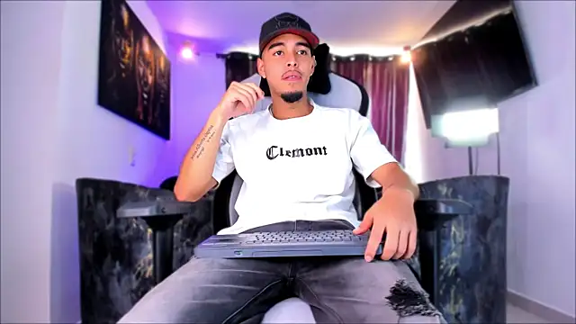 Snapshot of victor_ospina chatting on March 19, 3:27 pm victor ospina online show from March 19, 3:27 pm