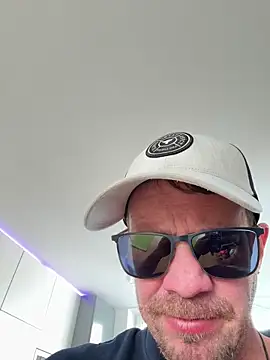 Snapshot of stefhart chatting on March 30, 7:42 am stefhart online show from March 30, 7:42 am