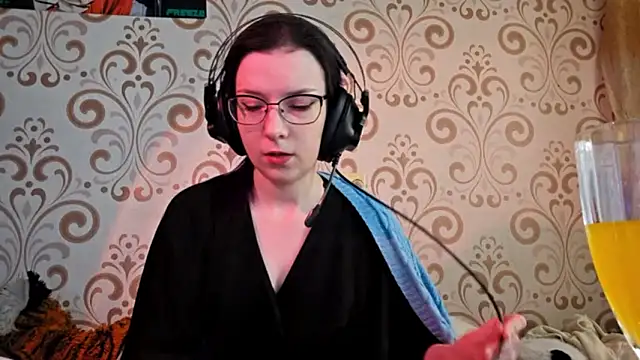 Snapshot of IsaSantella chatting on March 25, 9:04 am IsaSantella online show from March 25, 9:04 am